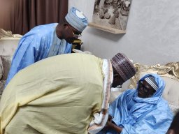 VISITE CHEZ LE KHALIFE DES MOURIDES CONDUISANT UNE DELEGATION AU NOM DU KHALIFE DE MEDINA BAYE CHEIKH MAHI IBRAHIMA NIASS